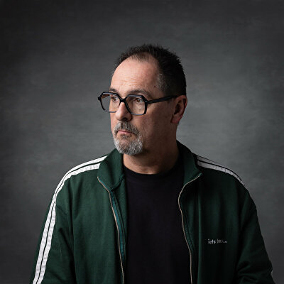 Tjapko kijkt in gedachten weg van de camera.