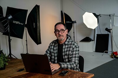 Tjapko achter de computer in de fotostudio