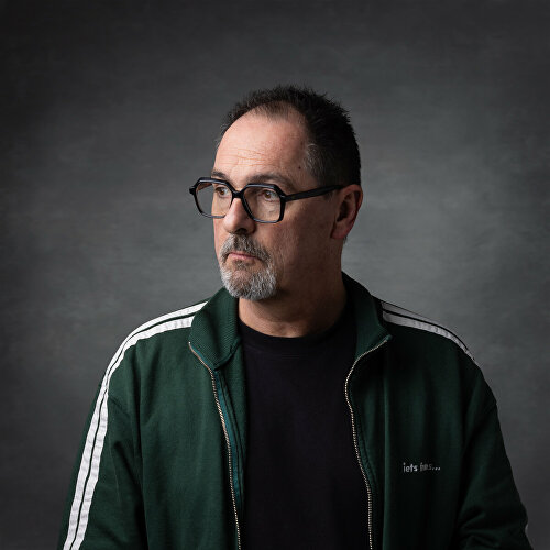 Tjapko kijkt in gedachten weg van de camera.