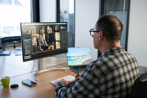 fotograaf aan het editen achter zijn computer.