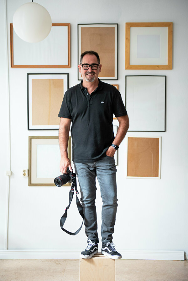 Fotograaf in de studio in daglicht