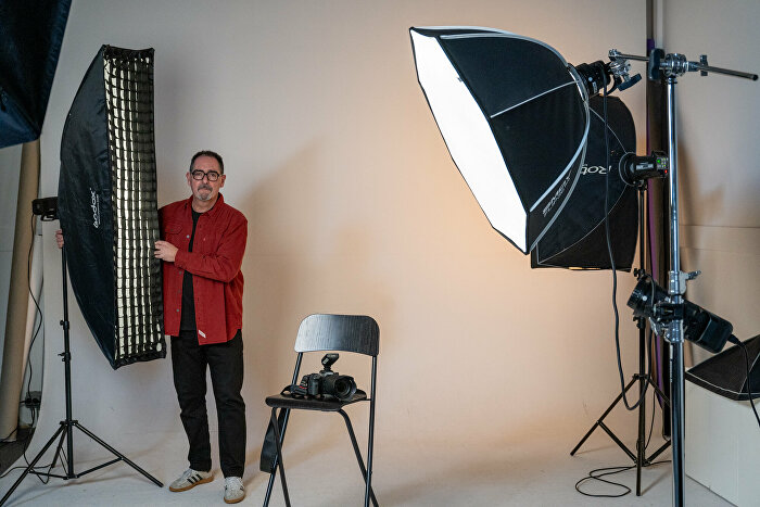 Tjapko in de fotostudio past het licht aan.